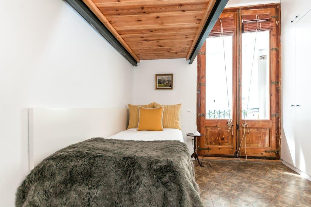 3 Bedroom Near Las Ramblas Barcellona