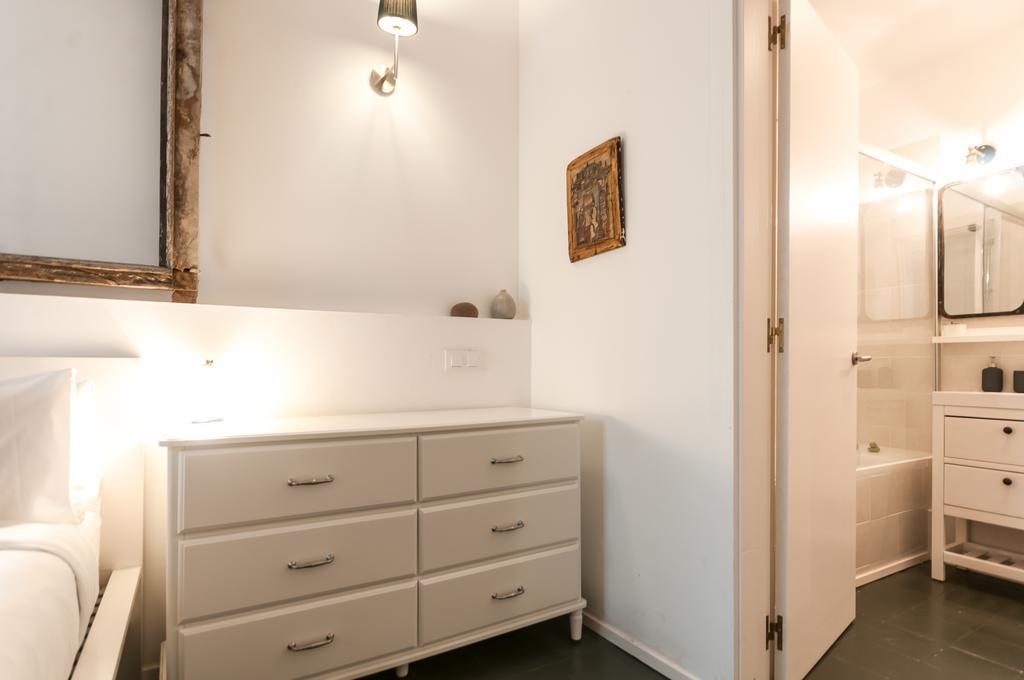 3 Bedroom Near Las Ramblas Barcellona