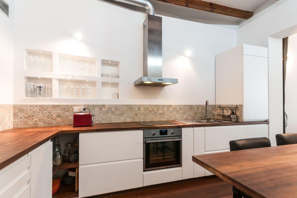 3 Bedroom Near Las Ramblas Apartment *