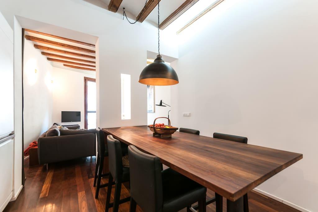 Apartment 3 Bedroom Near Las Ramblas *