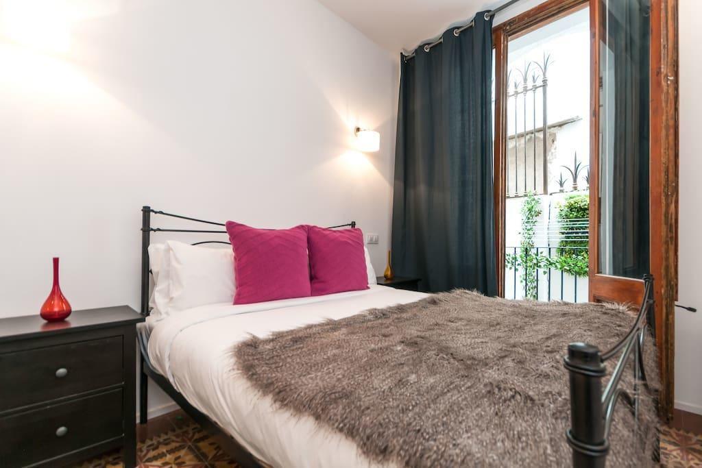 3 Bedroom Near Las Ramblas Apartment