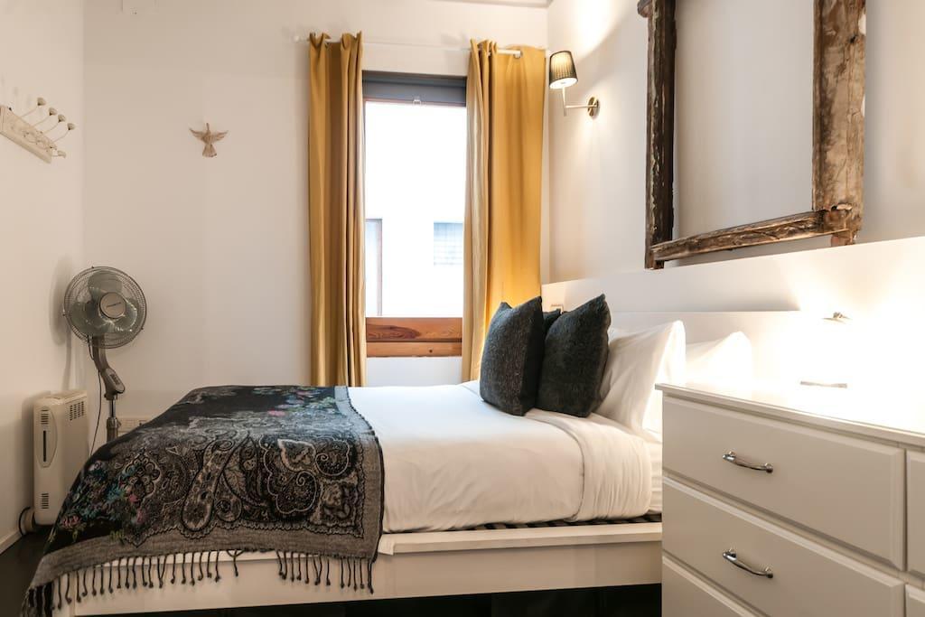3 Bedroom Near Las Ramblas Apartment *