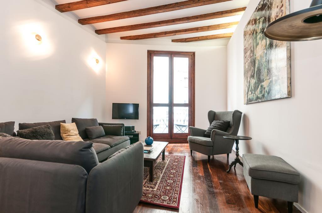 3 Bedroom Near Las Ramblas Apartment *