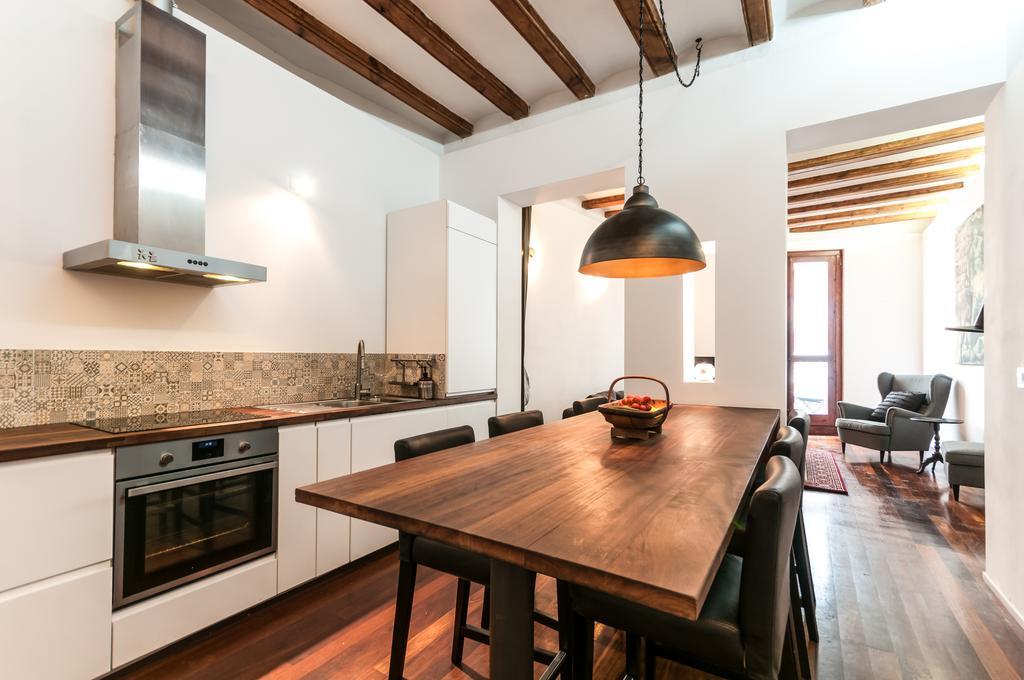 3 Bedroom Near Las Ramblas Apartment